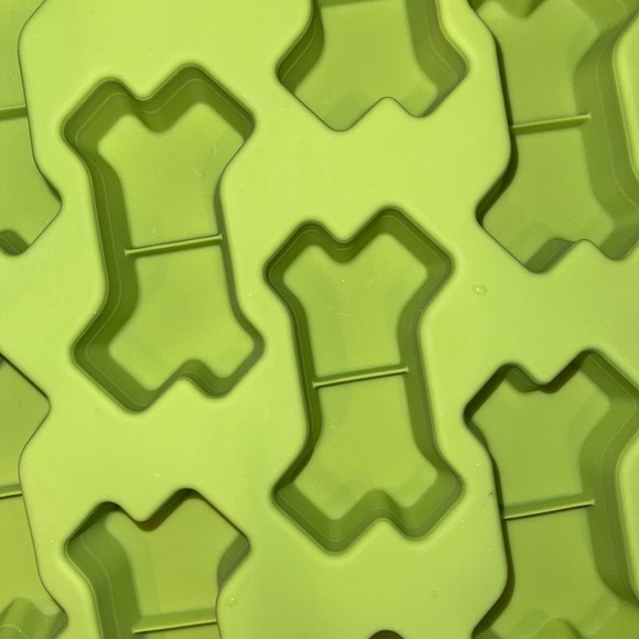 **LIKE NEW Dog Bone Ice Tray** - Picture 3 of 3